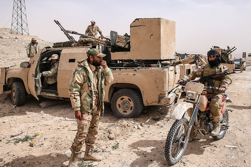Солдаты и бронемашины подразделения сирийской армии &laquo;Соколы пустыни&raquo;
