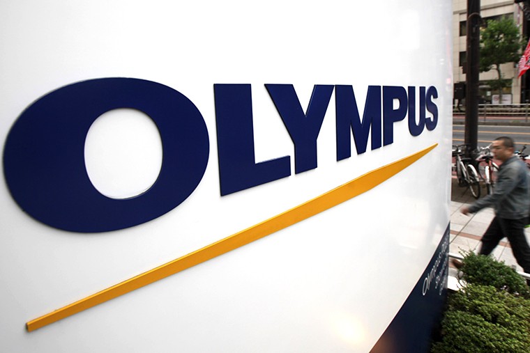 Olympus В 2011г. президент японского производителя электроники Olympus заявил, что компания в течение 20 лет скрывала свои убытки, которые к тому моменту достигли 1,7 млрд долл., чтобы поддерживать высокую стоимость акций на бирже. Скандал разразился, когда бывший глава Olympus - британец Майкл Вудворд, первый иностранец на этом посту в почти 100-летней истории компании, заявил, что его уволили с формулировкой "за нарушение корпоративной культуры" из-за высказанных им опасений относительно ведения финансовой отчетности компании. За месяц с момента ухода Вудворда с поста руководителя акции Olympus на Токийской бирже подешевели более чем на 80%. В результате расследования по факту мошенничества был арестован бывший глава компании Цуеси Кикукава, которому вместе с двумя его коллегами были предъявлены обвинения в манипуляциях с бухгалтерской отчетностью. Помимо того, судебные дела были заведены на 19 сотрудников Olympus. 