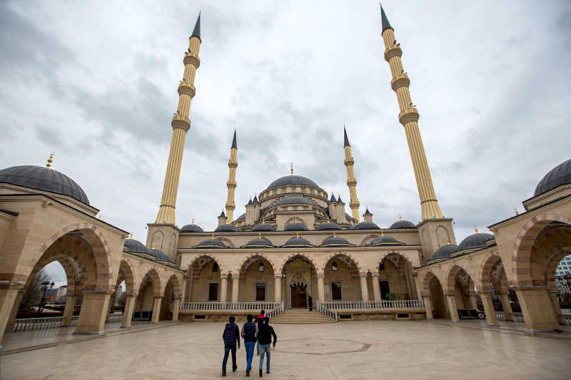 Мечеть &laquo;Сердце Чечни&raquo; имени Ахмата Кадырова в&nbsp;Грозном

Одна из&nbsp;крупнейших мечетей в&nbsp;Европе, открывшаяся в&nbsp;2008 году. Площадь мечети составляет 5&nbsp;000&nbsp;кв.&nbsp;м, вмещает более 10 тысяч человек. Главный зал мечети накрыт огромным куполом диаметром 16&nbsp;м. Высота купола&nbsp;&mdash; 32&nbsp;м.

В 2013 году мечеть &laquo;Сердце Чечни&raquo; была признана символом России по&nbsp;результатам интернет-голосования. В голосовании мечеть обошел Коломенский кремль.
