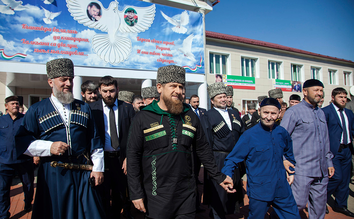 Рамзан Кадыров (в центре) в селе Центарой