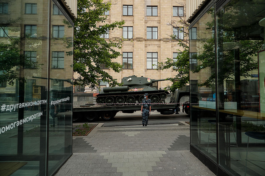 Военнослужащий около платформы с танком Т-34-85 во время проезда по Тверской улице