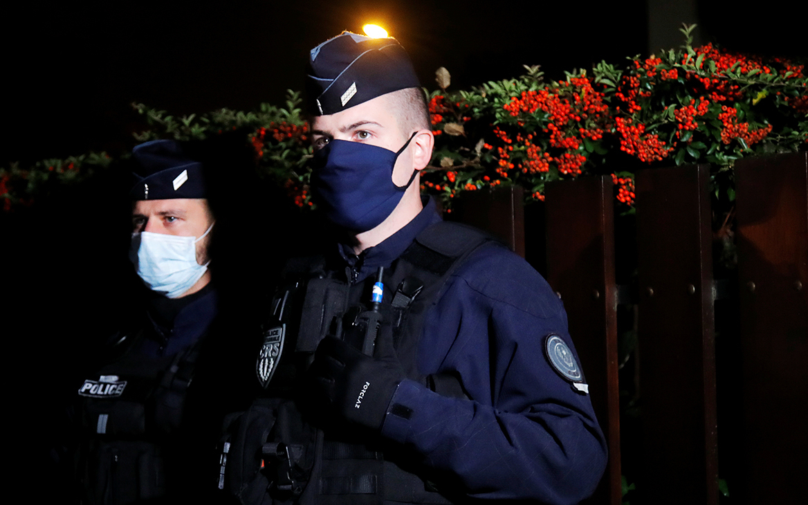 Неизвестный с ножами атаковал полицейских на юге Франции