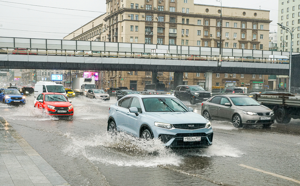 Из-за ливней перекрыли движение на Волоколамском шоссе в районе дома 142, на проспекте Мира в районе дома 133 (под мостом в районе реки Яуза), а также на улице Тихая. Как сообщили в пресс-службе управления Госавтоинспекции, движение на Тихой улице перекрыто из-за провала дорожного полотна.