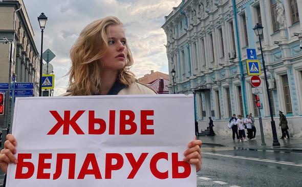 Александра Бортич с пикетом в поддержку белорусов,&nbsp;не согласных с итогами выборов президента, у&nbsp;белорусского посольства, 2020 год