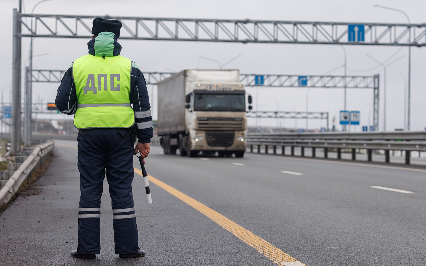 За управление ТС без карты водитель может получить штраф от 3 до 5 тыс. рублей