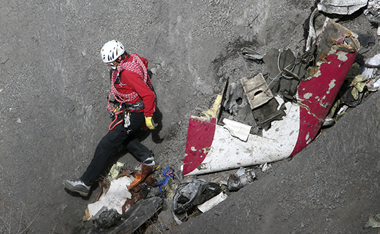 Французский спасатель на месте крушения самолета, управляемого Андреасом Любицом