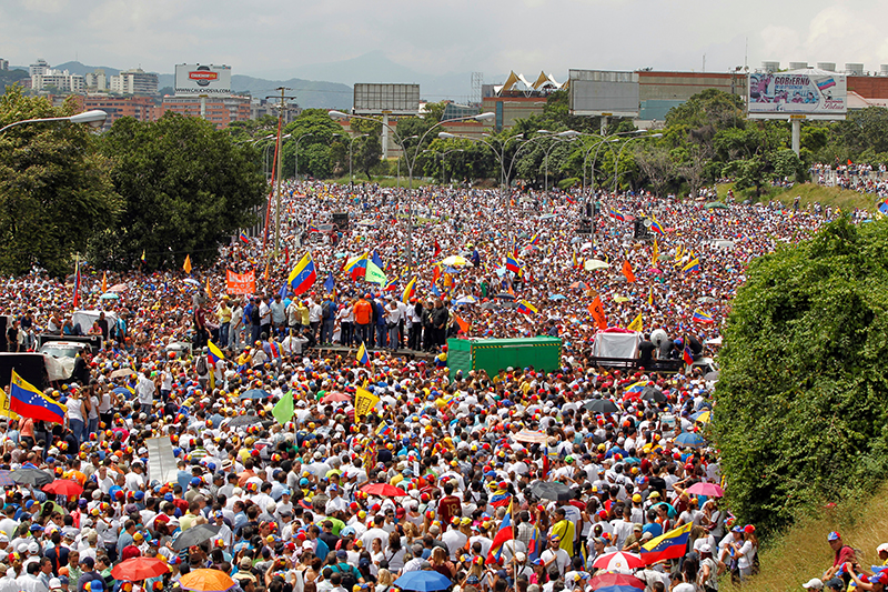 На марши оппозиции по&nbsp;всей стране вышли сотни человек. Они не согласны с&nbsp;решением правительства о&nbsp;приостановке сбора подписей за&nbsp;референдум о&nbsp;прекращении полномочий президента страны Николаса Мадуро.

На фото: марш оппозиции в&nbsp;Каракасе
