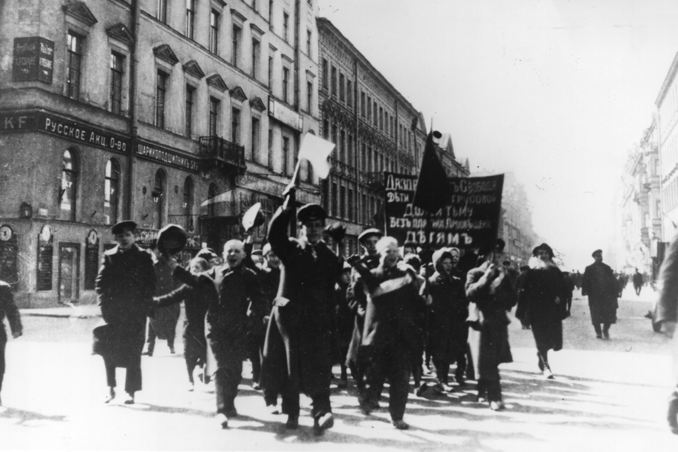 Школьники маршируют в знак протеста через Петроград (нынешний Санкт-Петербург) во время революции 1917 года