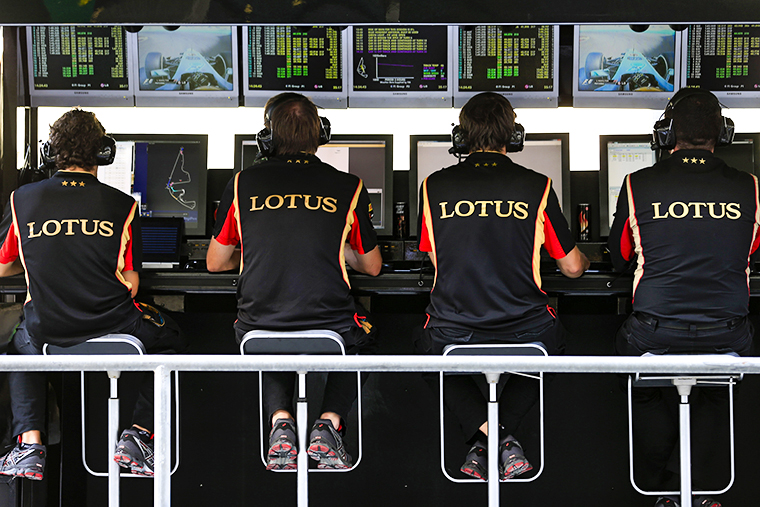 Рекордные убытки команды F1

&nbsp;

В августе 2014 года британская автогоночная команда Lotus F1 Team &ndash; преемница заводской команды Renault &ndash; объявила о чистом убытке за 2013 финансовый год в размере $107,9 млн. Это рекордная сумма убытков за всю историю автоспорта. В конце 2009 года команда была продана частному люксембургскому инвестиционному фонду Genii Capital, основанному Жерардом Лопесом, известному своими инвестициями в Skype. В сезоне 2010 года команда выступала под названием Renault, несмотря на то, что была частной. C 2011 года ее спонсором и совладельцем стала компания Lotus Cars, а команда переименовалась в Lotus Renault GP. В сезоне 2012 года она снова сменила название на Lotus F1 Team. Ребрендинг не спас британцев от финансовых потерь, и сейчас Лопес ведет переговоры с новыми спонсорами, готовыми обеспечить команде долгосрочную поддержку.