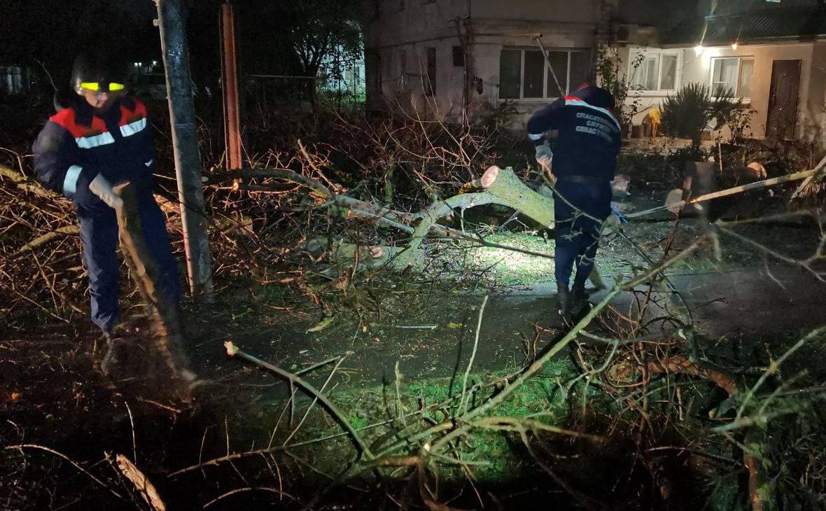 Сотрудники спасательной службы Севастополя, ликвидирующие последствия урагана.&nbsp;
