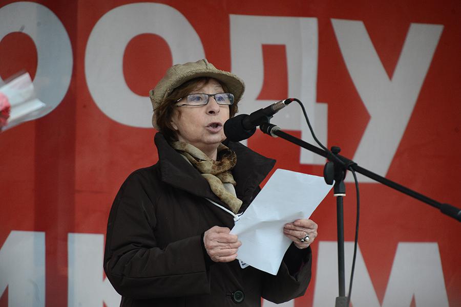 Лия Ахеджакова выступает на митинге оппозиции в Москве, 2013 год