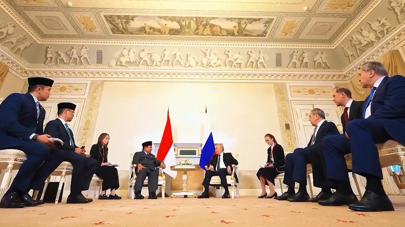Глава МИД Индонезии выложил видео с Путиным под песню «Матушка»