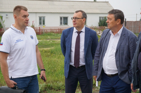 Сергей Ставицкий — слева (Фото: kainsk.nso.ru)