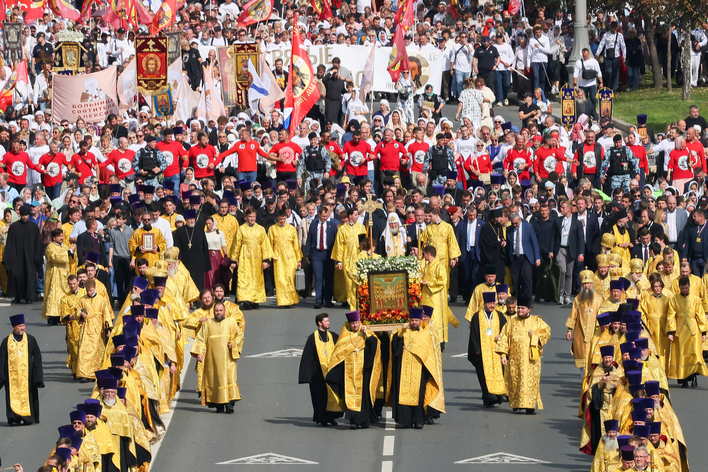Общемосковский крестный ход возглавил Патриарх Московский и всея Руси Кирилл.