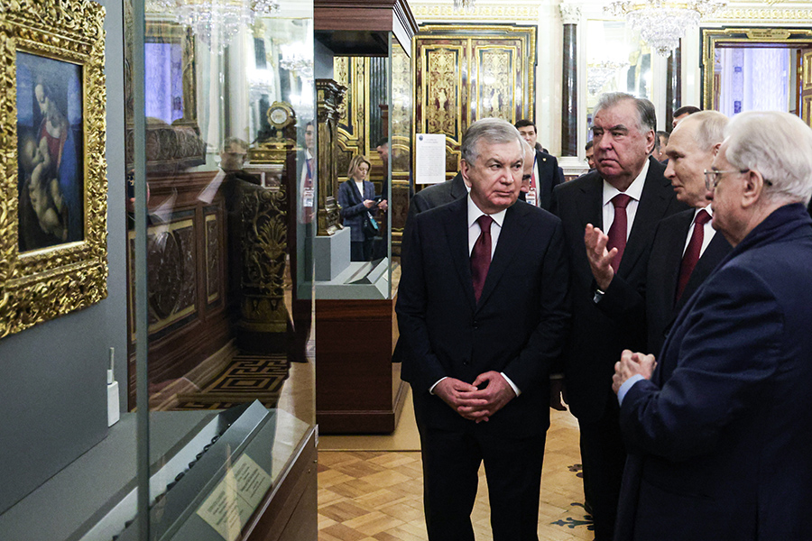 Делегация также познакомилась с работами Леонардо да Винчи &laquo;Мадонна Бенуа&raquo; и &laquo;Мадонна Литта&raquo;, которые были названы так по именам предыдущих владельцев картин.

Как рассказали в Эрмитаже, особое внимание гостей привлек знаменитый &laquo;Амур&raquo; Э.М. Фальконе, созданный для будуара маркизы де Помпадур.