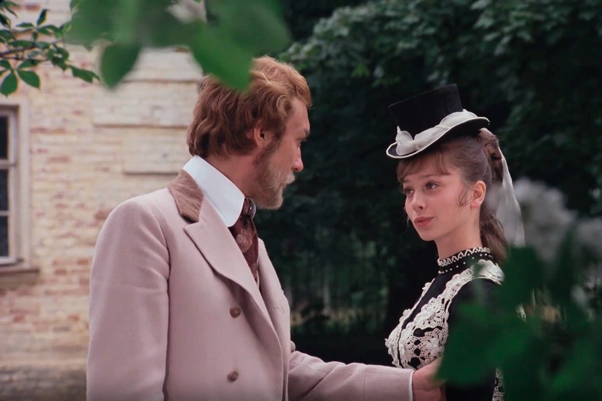 Главные роли в драме сыграли Галина Беляева (Оленька), Олег Янковский (Сергей Петрович Камышев). Кадр из фильма «Мой ласковый и нежный зверь», режиссер Эмиль Лотяну, 1978 год