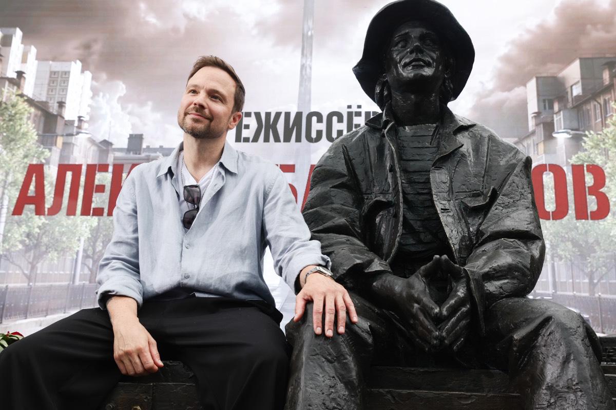 Алексей Чадов на открытии памятника режиссеру Алексею Балабанову на площади у Дворца молодежи, 16 июня 2026 года