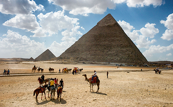Туристы у пирамид около Каира, Египет