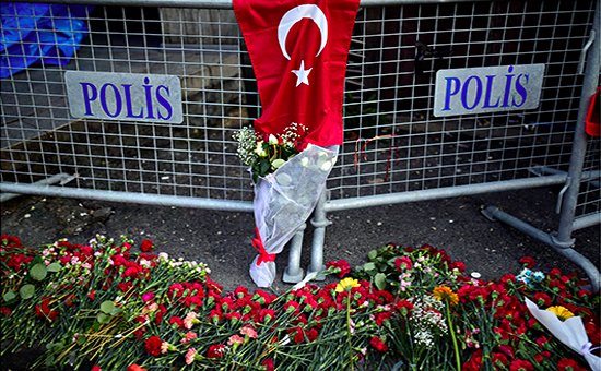 Цветы у входа в ночной клуб Reina, атакованный боевиком. Стамбул, 2 января 2017 года


