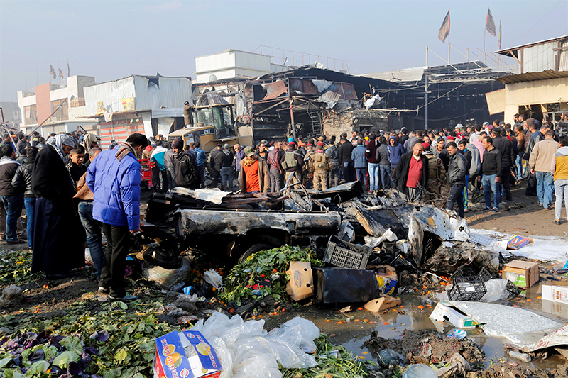 Последствия взрыва на рынке в Багдаде


