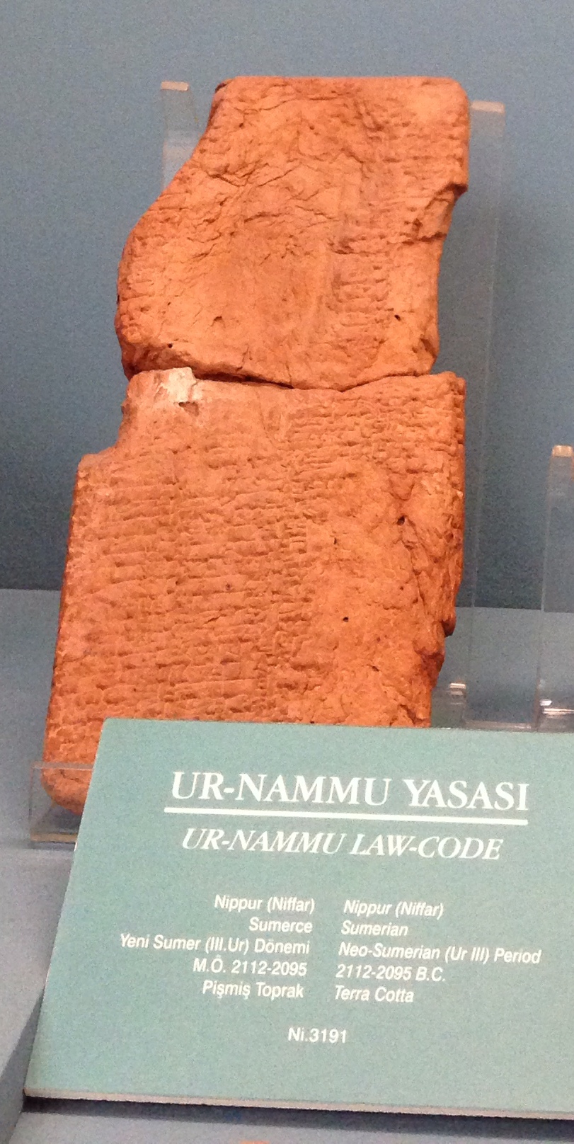Свод законов шумерского царя Ур-Намму считается старейшей писаной конституцией в мире&nbsp;&mdash; возраст глиняных табличек превышает 4 тыс. лет