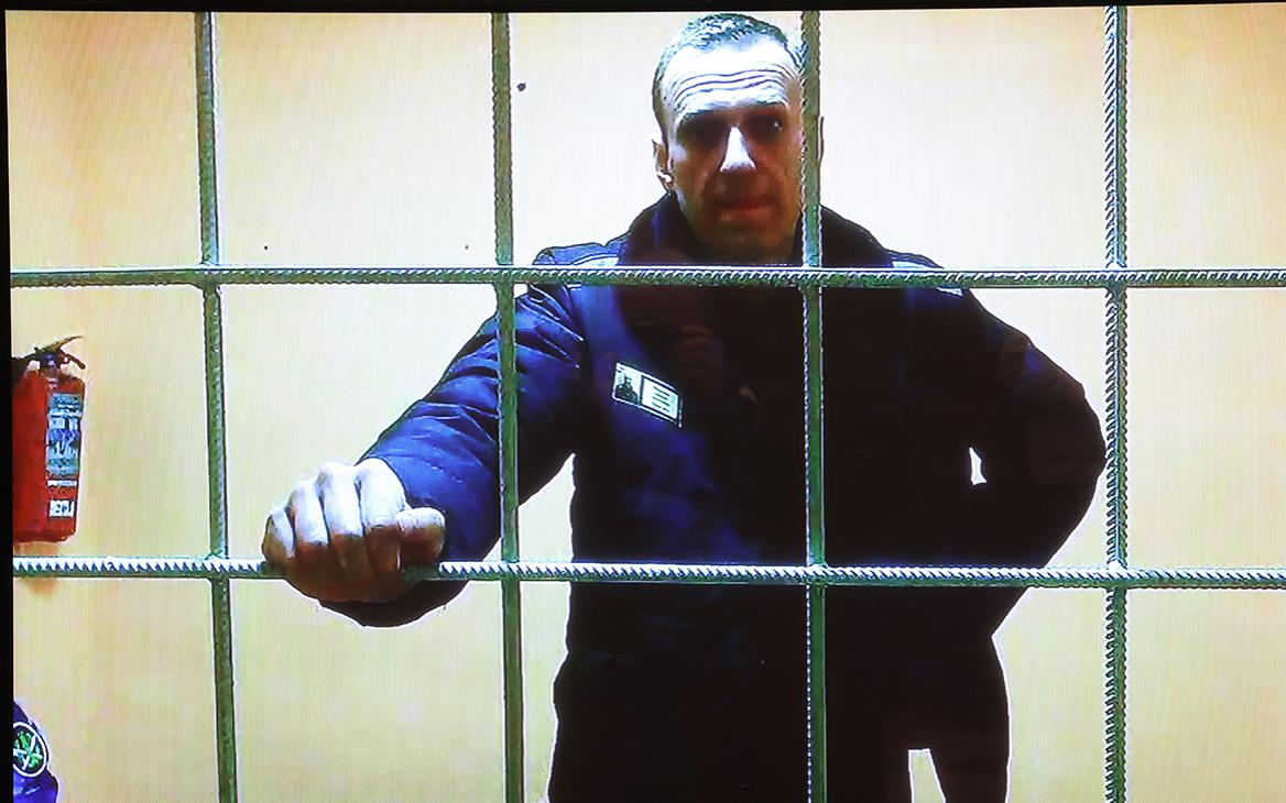 Навальный сообщил о попадании в штрафной изолятор из-за пуговицы