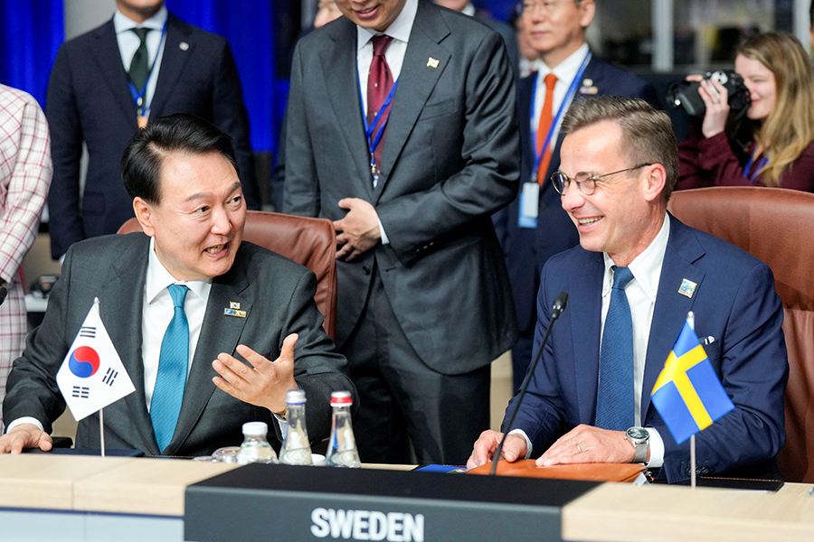 Слева направо: президент Южной Кореи Юн Сок Ёль и премьер-министр Швеции Ульф Кристерссон
