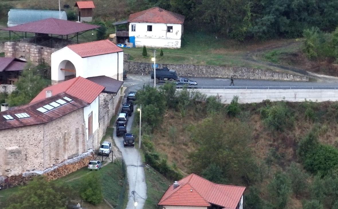 Автомобили без опознавательных знаков, возле Баньского монастыря в Косово