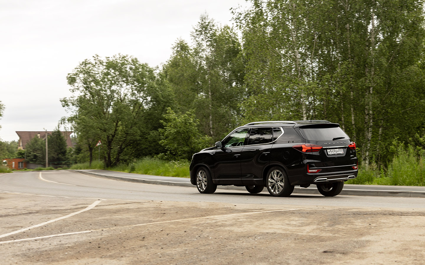 KGM Rexton &mdash; это поистине феноменальная плавность хода, позволяющая наплевательски относиться к любым дорожным неровностям, включая лежачих полицейских.