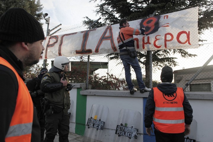 Греческая полиция взяла штурмом Афинский метрополитен 