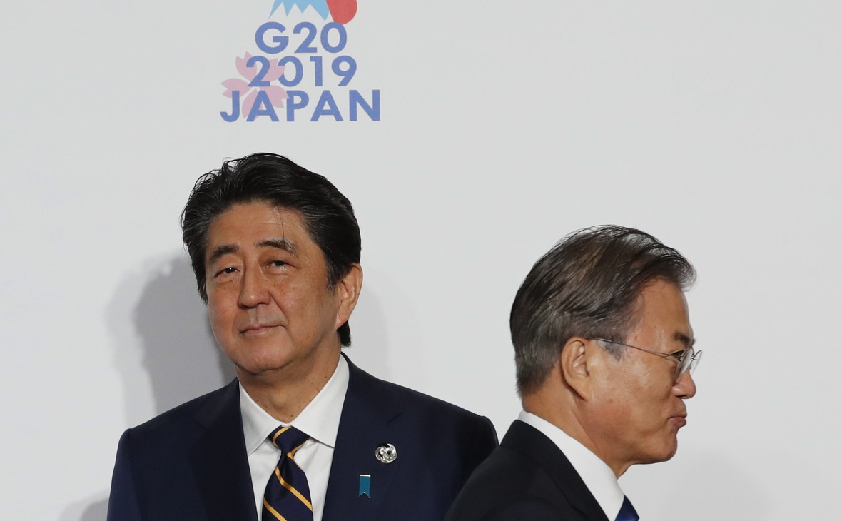 Премьер-министр Японии Синдзо Абэ (слева) и президент Республики Корея Мун Чжэ Ин. Саммит &laquo;Большой двадцатки&raquo; в Осаке, 2019 год
