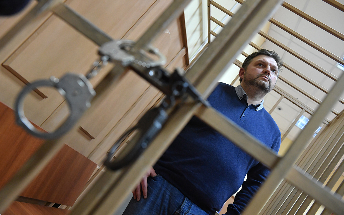 Иконы и чайный сервиз экс-губернатора Белых выставили на торги