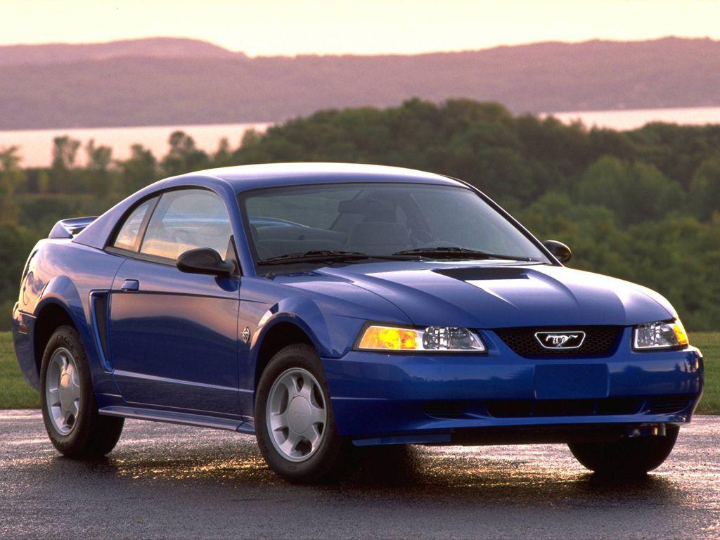 Ford Mustang 1998 года. Автомобиль со спортивным дизайном.