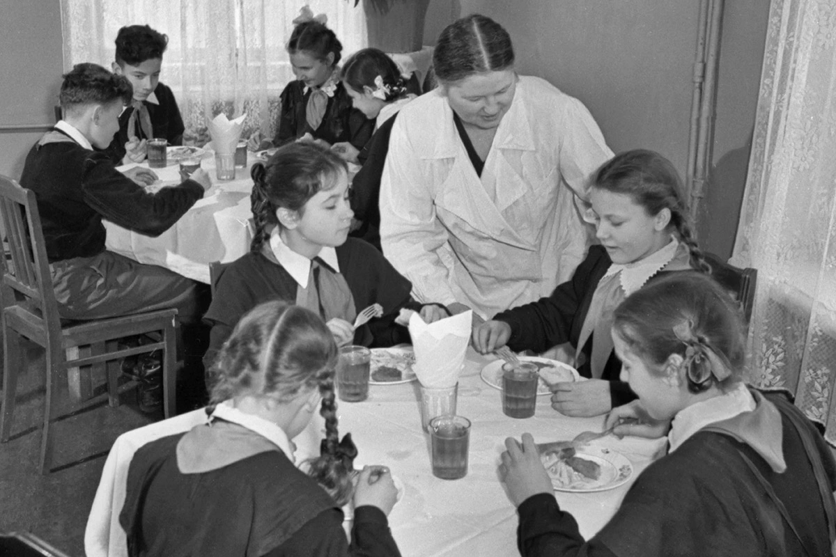 Ученики во время обеда. 1959 год
