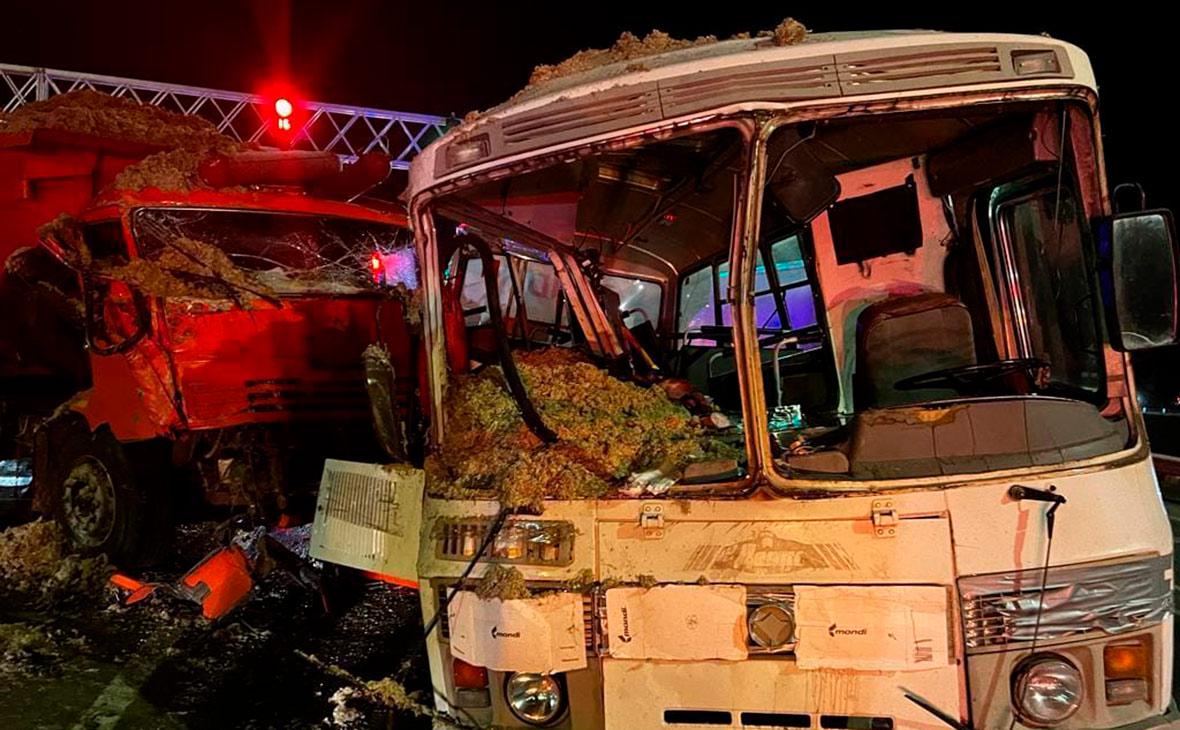 На Кубани в столкновении автобуса с грузовиком погиб один человек
