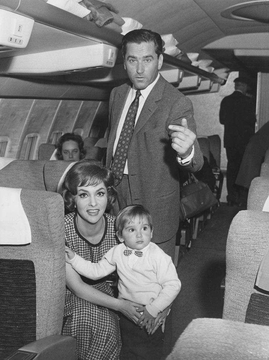 В 1949 году Лоллобриджида вышла замуж за югославского врача Милко Скофича, у них родился сын Милко-младший (на фото семья отправляется из Рима в Лос-Анджелес в 1960 году). В 1971-м супруги развелись, а в 1979 году Скофич погиб в автокатастрофе.