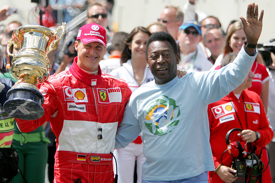 На Гран-При Бразилии 2006 года состоялась последняя гонка Шумахера&nbsp;на трассе Интерлагос в Сан-Паулу. До старта гонок&nbsp;Пеле вручил пилоту позолоченный кубок за высокие достижения в карьере. В прощальной гонке&nbsp;Шумахер занял четвертое место.

Несмотря на уход из гонок, Шумахер продолжал помогать команде, работая в &laquo;Феррари&raquo; в качестве эксперта и советника.

На фото: 22 октября 2006&nbsp;г., Сан-Паулу, Бразилия. Шумахер получает трофей за свои достижения в гонках Гран-при Формулы-1 от Пеле.