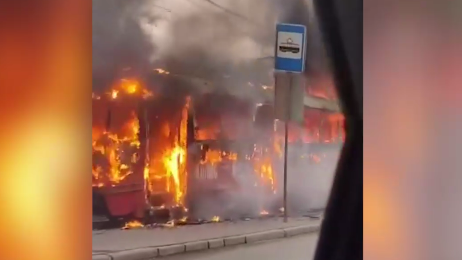 В Екатеринбурге загорелся трамвай с пассажирами. Видео