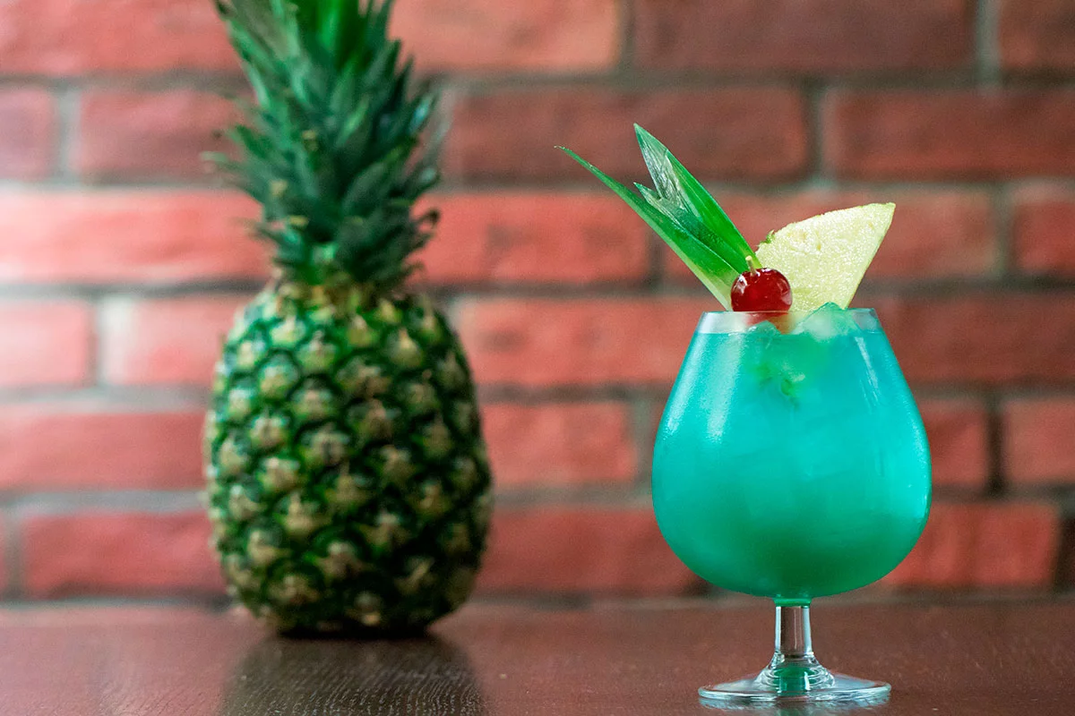 Коктейль с ромом, сливками и «Блю Кюрасао»