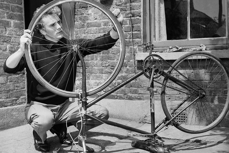 Теренс Стэмп на заднем дворе своего дома в Плейстоу, Восточный Лондон, с велосипедом, который он помогает&nbsp;чинить своему брату Ричарду,&nbsp;28 мая 1961 г.&nbsp;Тогда ещё никому не известный актёр&nbsp;собирается отправиться в Испанию на съёмки фильма &laquo;Билли Бадд&raquo; режиссёра Питера Устинова