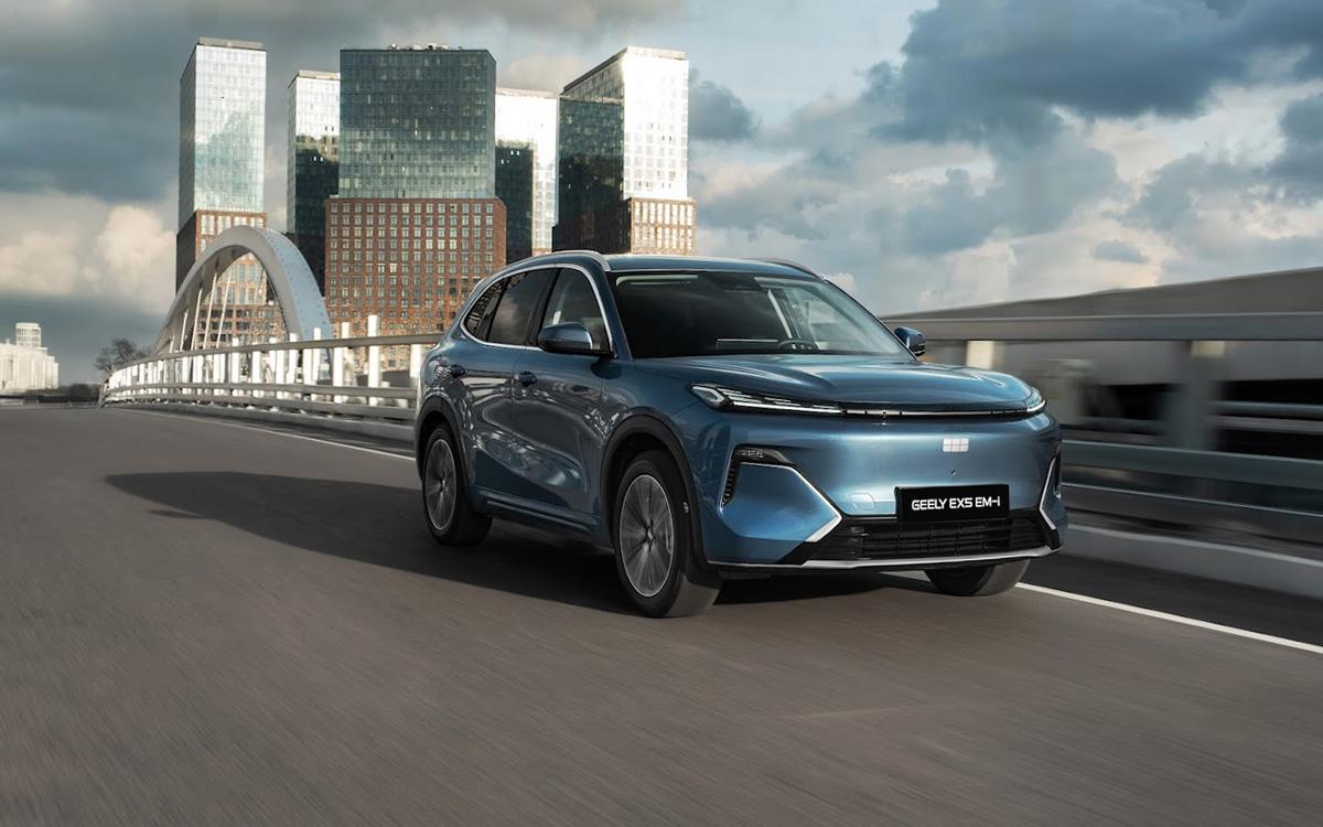 Geely запустил продажи нового кроссовера в России. Цены и характеристики