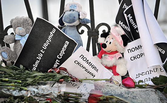 Цветы и игрушки в память о погибшем Сереже Аветисяне у здания посольства Армении в Москве