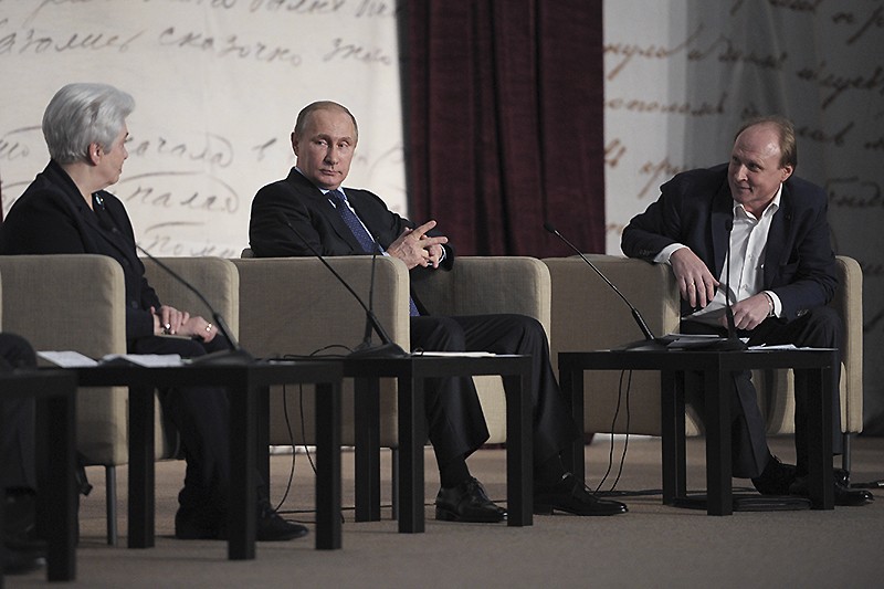 21 ноября 2013 года.Выступление Путина на открытии Российского литературного собрания в РУДН. Президент подчеркнул, что русская литература должна стать фактором идейного влияния в мире. Присутствовали Андрей Дементьев, Сергей Безруков, директор Пушкинского дома Всеволод Багно, советник президента Владимир Толстой, вдова Александра Солженицына Наталья. 