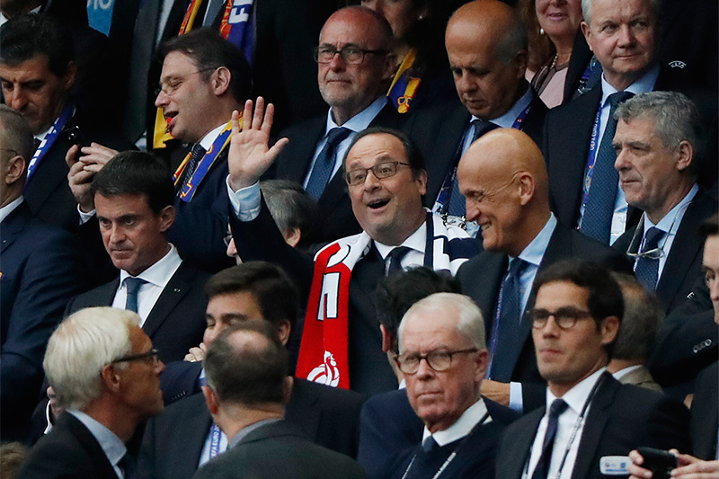 Президент Франции Франсуа Олланд и глава судейского комитета УЕФА​&nbsp;Пьерлуиджи Коллина на трибуне &laquo;Стад де Франс&raquo;