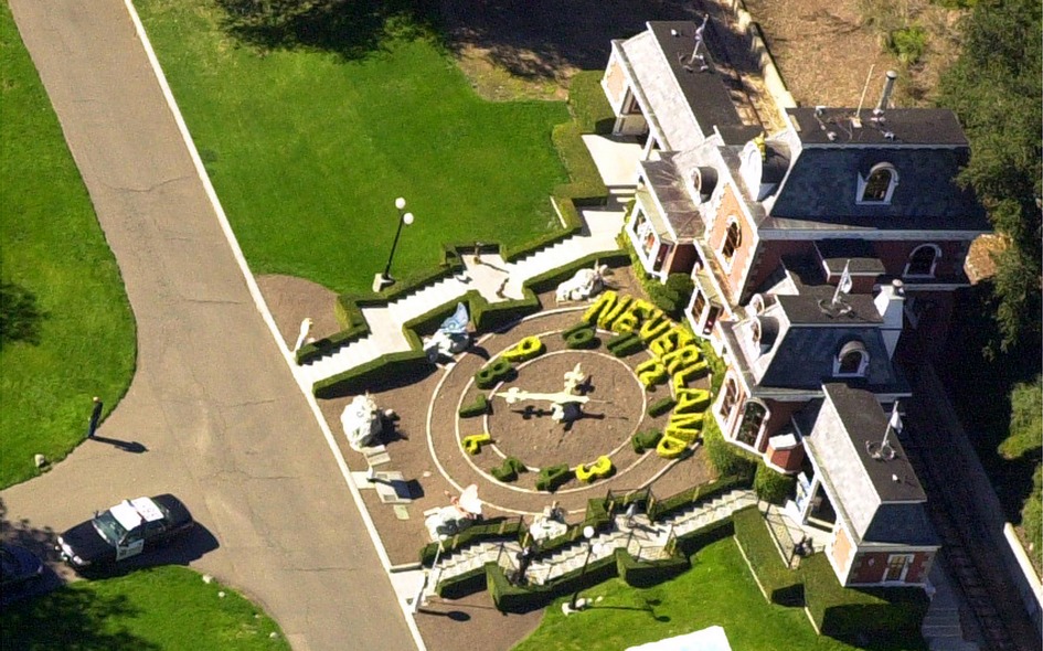 13&ndash;14. Ранчо Neverland


	$100 млн
	Лос-Оливос, Калифорния, США




Бывшее ранчо Майкла Джексона с озером в 1,6 га, огромным кинотеатром и домом площадью 1,1 тыс. кв. м переименовали в Sycamore Valley Ranch &mdash;&nbsp;но поклонники короля поп-музыки давно знают это место под названием Neverland.
