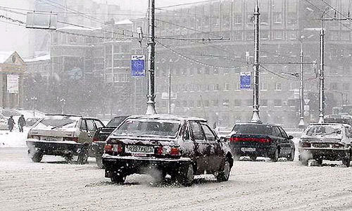 Из-за снегопада на севере Москвы видимость сокращена до 500 м
