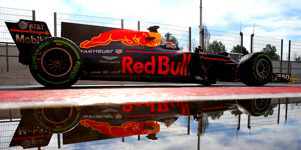 Red Bull Racing RB13
Пилоты: Дэниел Риккардо, Макс Ферстаппен

Автомобиль Red Bull с несчастливым индексом 13 удивил уже на презентации: по центру носового обтекателя RB13 зияла дыра. Технологические отверстия в носу были у болидов Формулы-1 и раньше, но они никогда не были настолько большими. Зарубежные журналисты обратили внимание, что решение Red Bull Racing может нарушать регламент. Впрочем, лучше всех высказались болельщики: фанаты предположили, что болиду просто нужна &laquo;форточка&raquo; для проветривания ботинок Риккардо. Все равно он будет из них пить.
