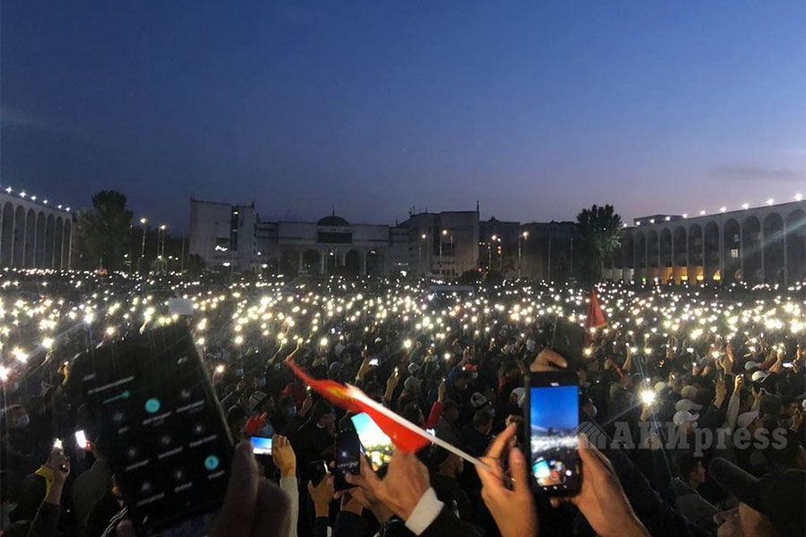 По оценке Akipress, на площади собрались шесть тысяч человек