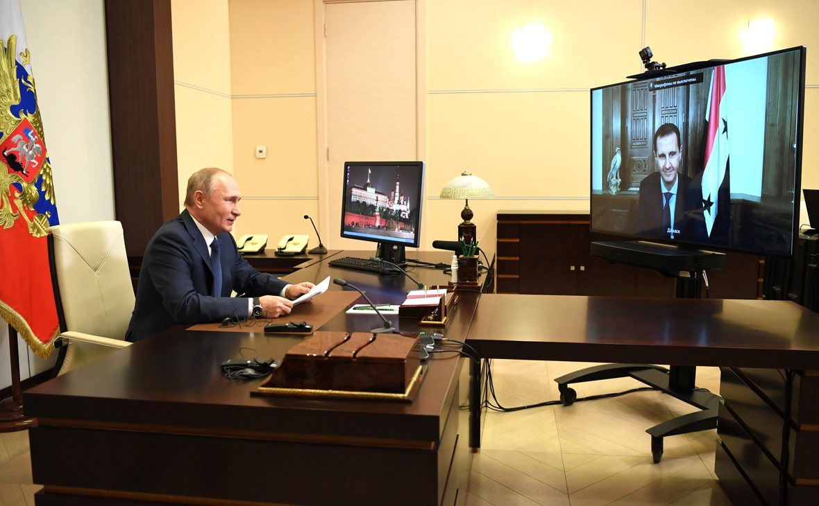 Владимир Путин на встрече с Башаром Асадом (в режиме видеоконференции)