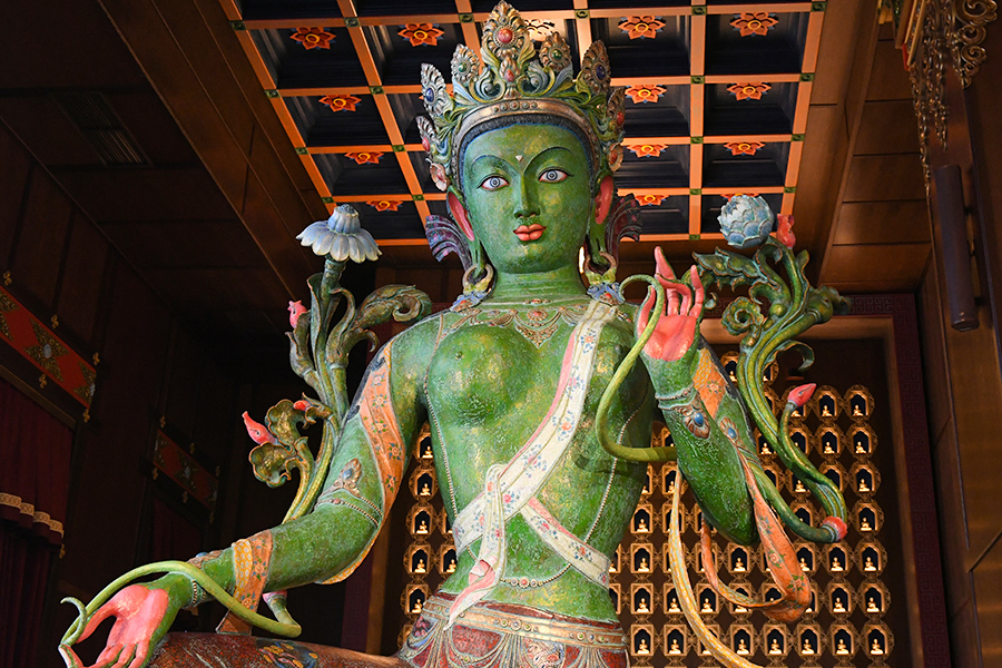 Статуя богини Зелёной Тары бурятского скульптора Даши Намдакова
